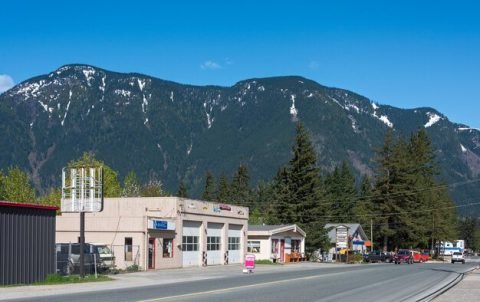 street-small-canadian-town-snow-mountain-blue-sky-background_769578-446